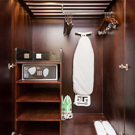 Radisson Blu Κοϊμπατόρε Εξωτερικό φωτογραφία A hotel room wardrobe with a safe
