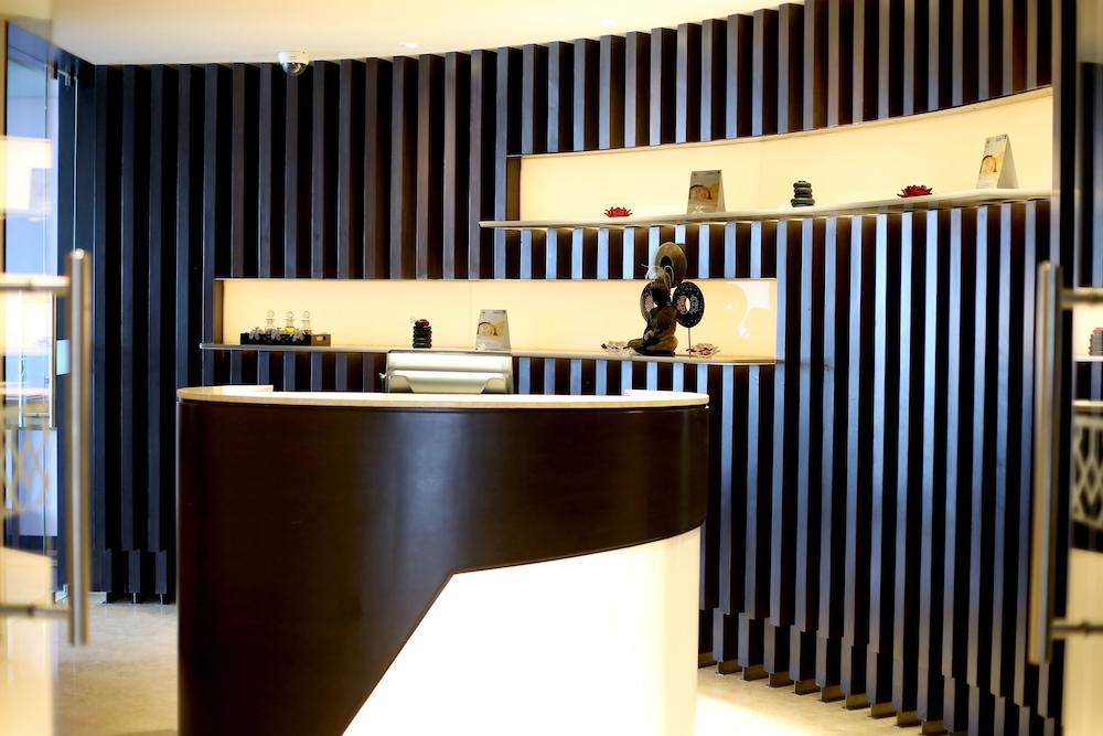 Radisson Blu Κοϊμπατόρε Εξωτερικό φωτογραφία The reception desk at the hotel