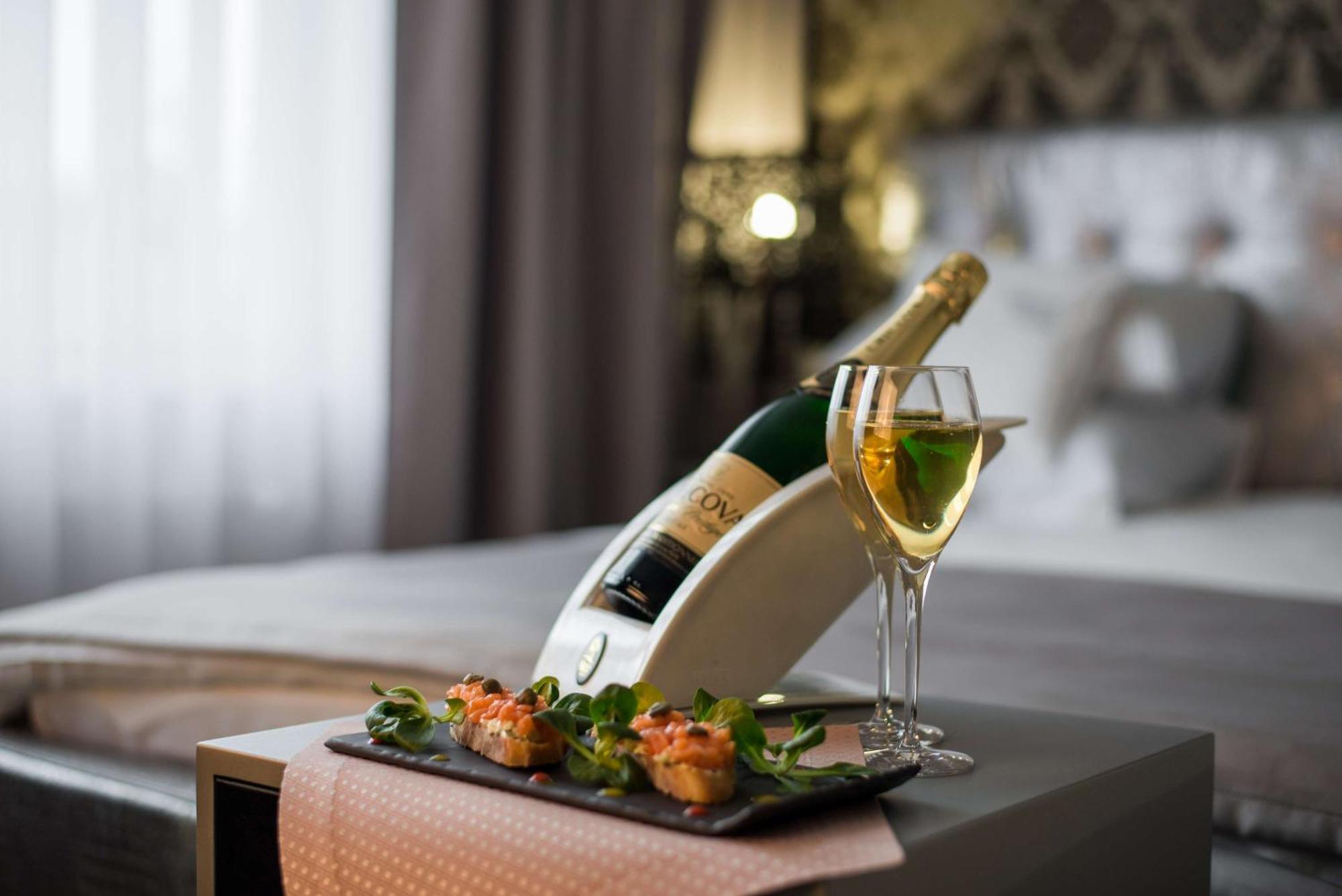 Radisson Blu Κοϊμπατόρε Εξωτερικό φωτογραφία A bottle of champagne