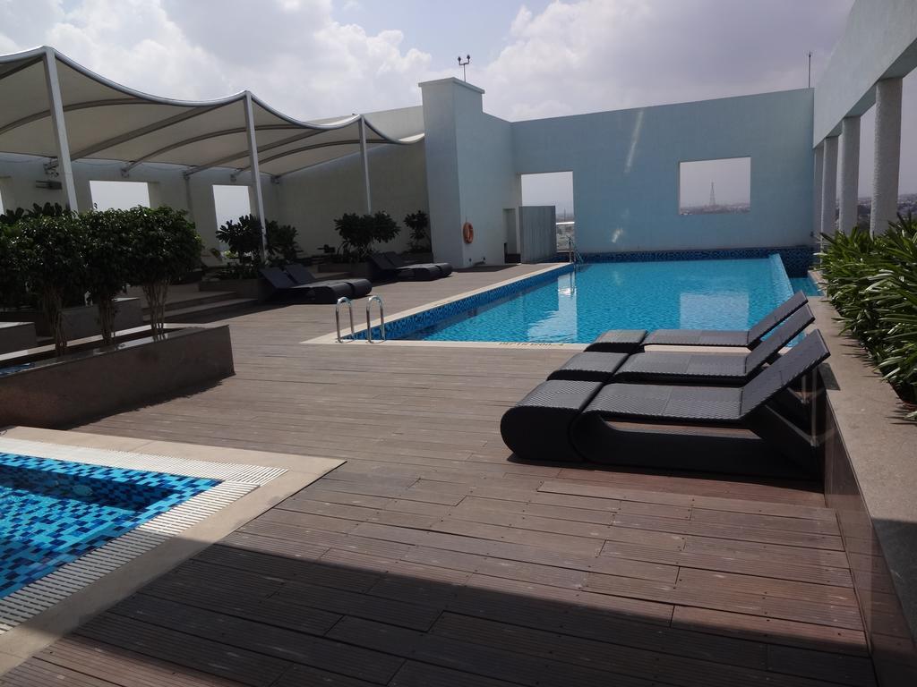 Radisson Blu Κοϊμπατόρε Εξωτερικό φωτογραφία Rooftop pool at the hotel