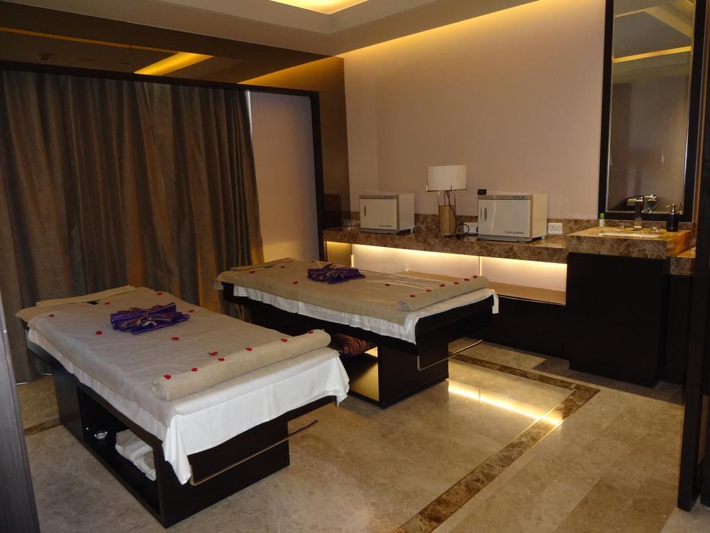 Radisson Blu Κοϊμπατόρε Εξωτερικό φωτογραφία A spa treatment room