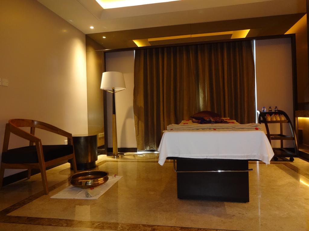 Radisson Blu Κοϊμπατόρε Εξωτερικό φωτογραφία A spa treatment room at The Oberoi, Mumbai