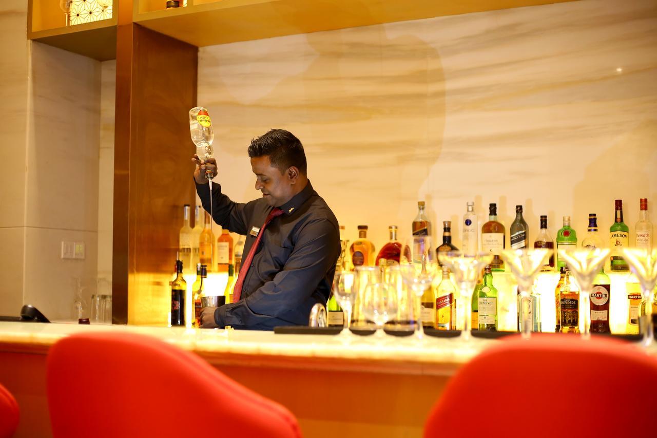 Radisson Blu Κοϊμπατόρε Εξωτερικό φωτογραφία A bartender at work