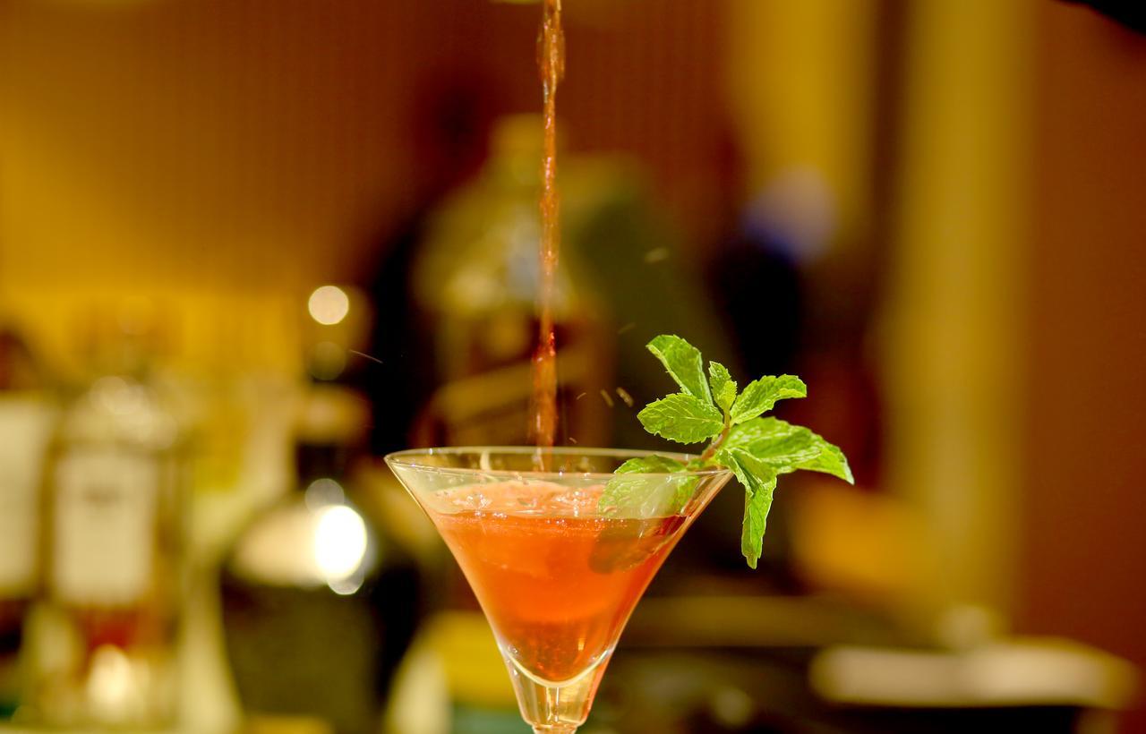 Radisson Blu Κοϊμπατόρε Εξωτερικό φωτογραφία A cosmopolitan being poured