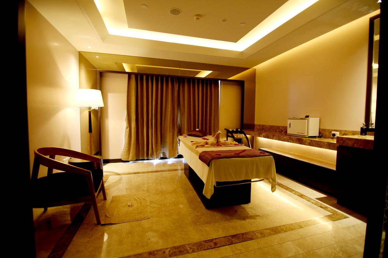 Radisson Blu Κοϊμπατόρε Εξωτερικό φωτογραφία A treatment room at the spa
