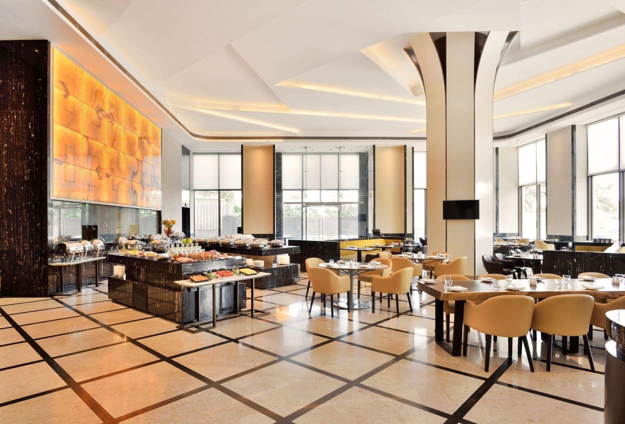 Radisson Blu Κοϊμπατόρε Εξωτερικό φωτογραφία The restaurant