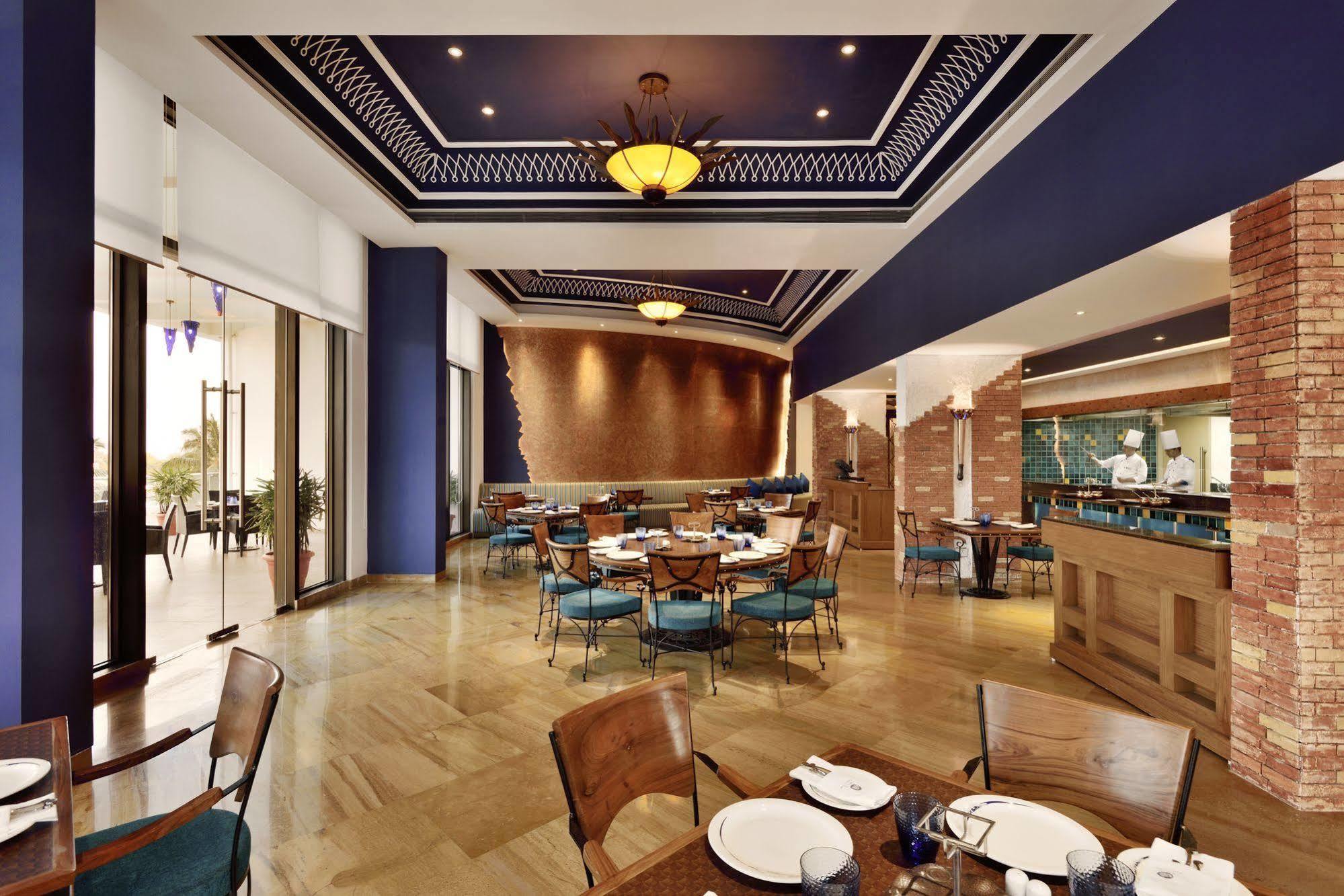 Radisson Blu Κοϊμπατόρε Εξωτερικό φωτογραφία The restaurant