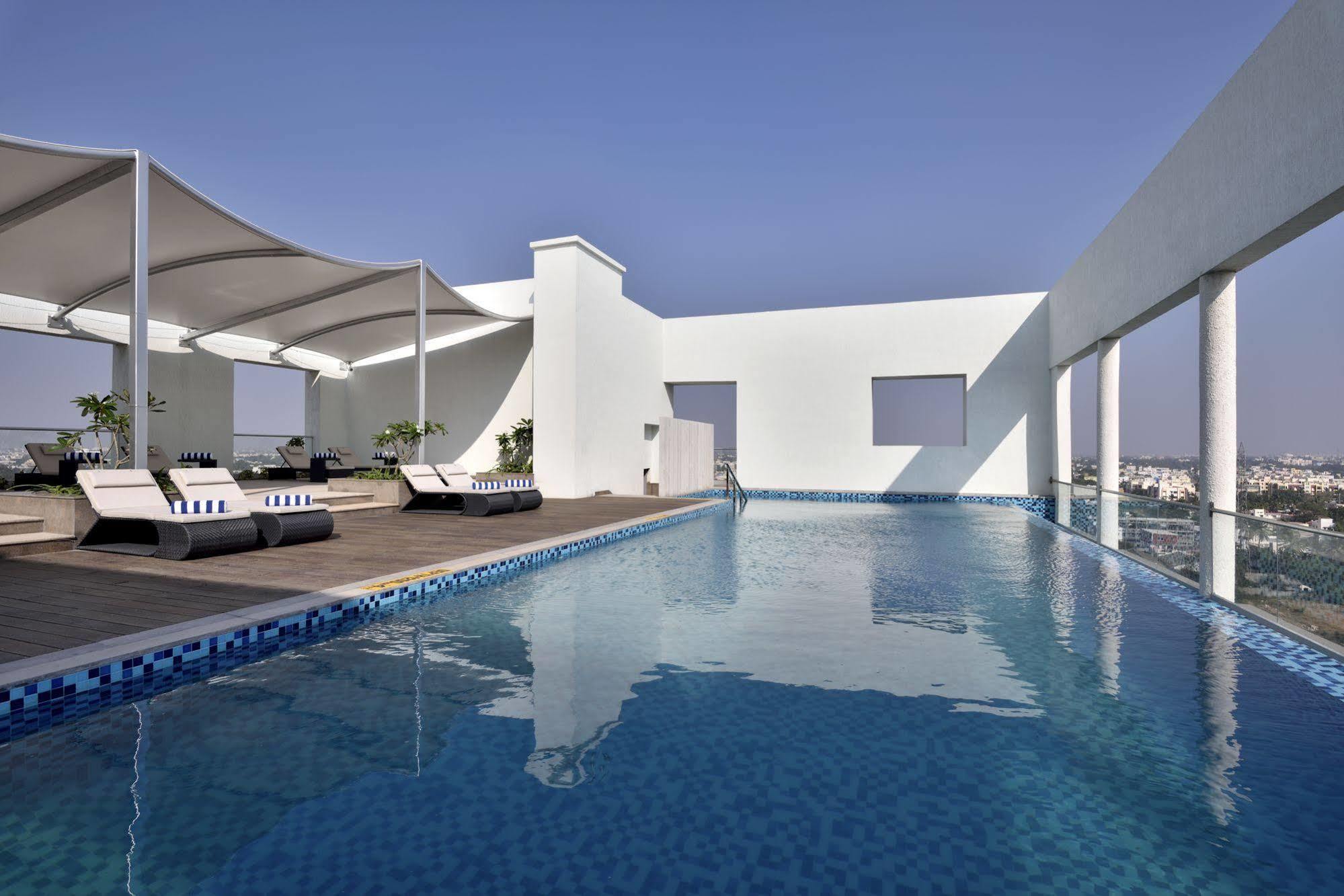 Radisson Blu Κοϊμπατόρε Εξωτερικό φωτογραφία Rooftop pool at the Park, Hyderabad