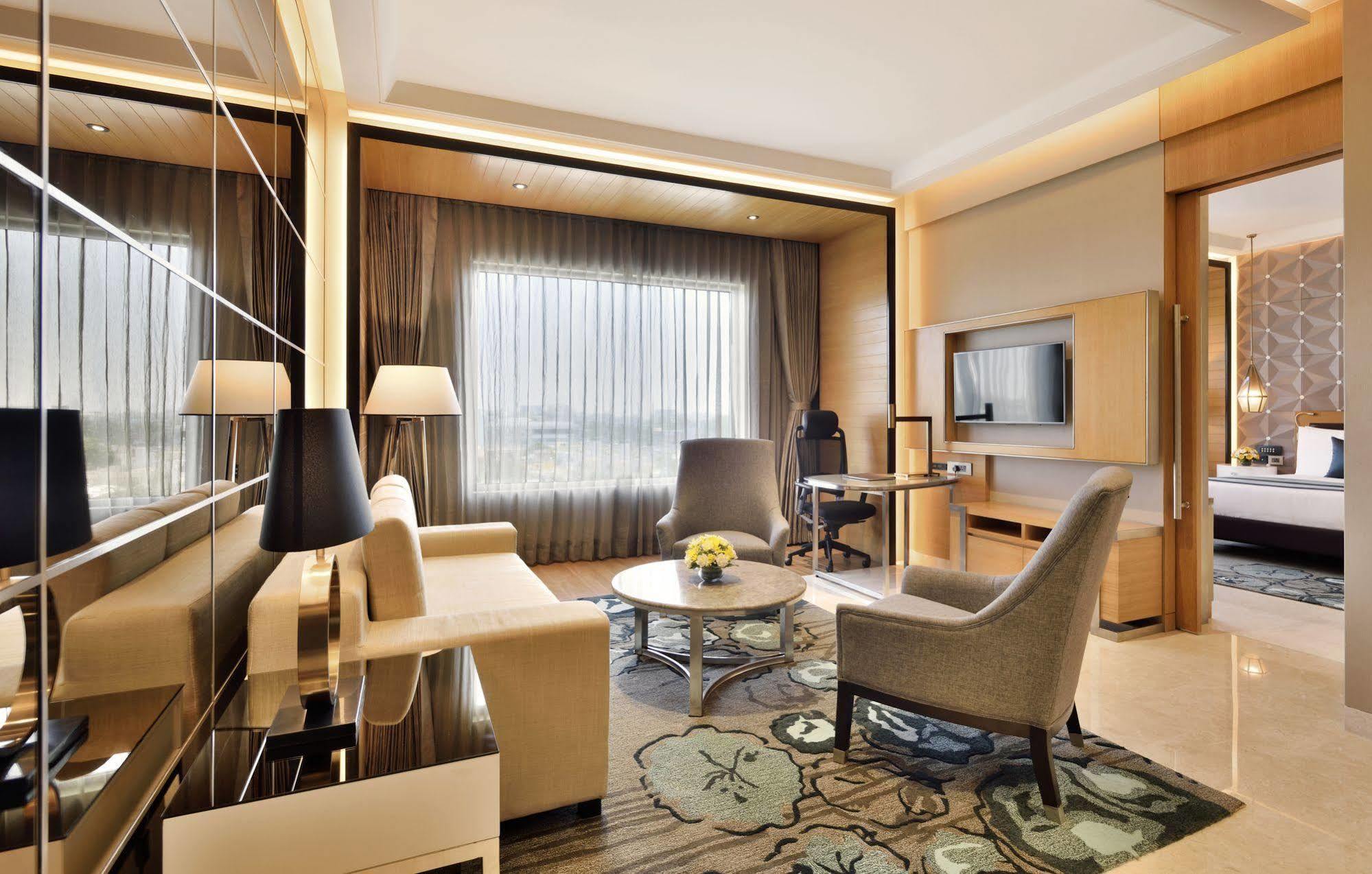 Radisson Blu Κοϊμπατόρε Εξωτερικό φωτογραφία Suite at the hotel