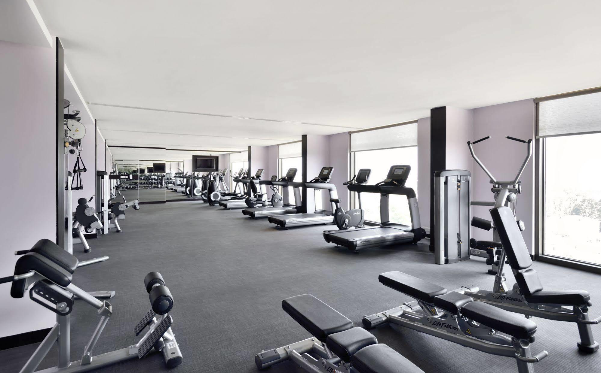 Radisson Blu Κοϊμπατόρε Εξωτερικό φωτογραφία The gym at the hotel