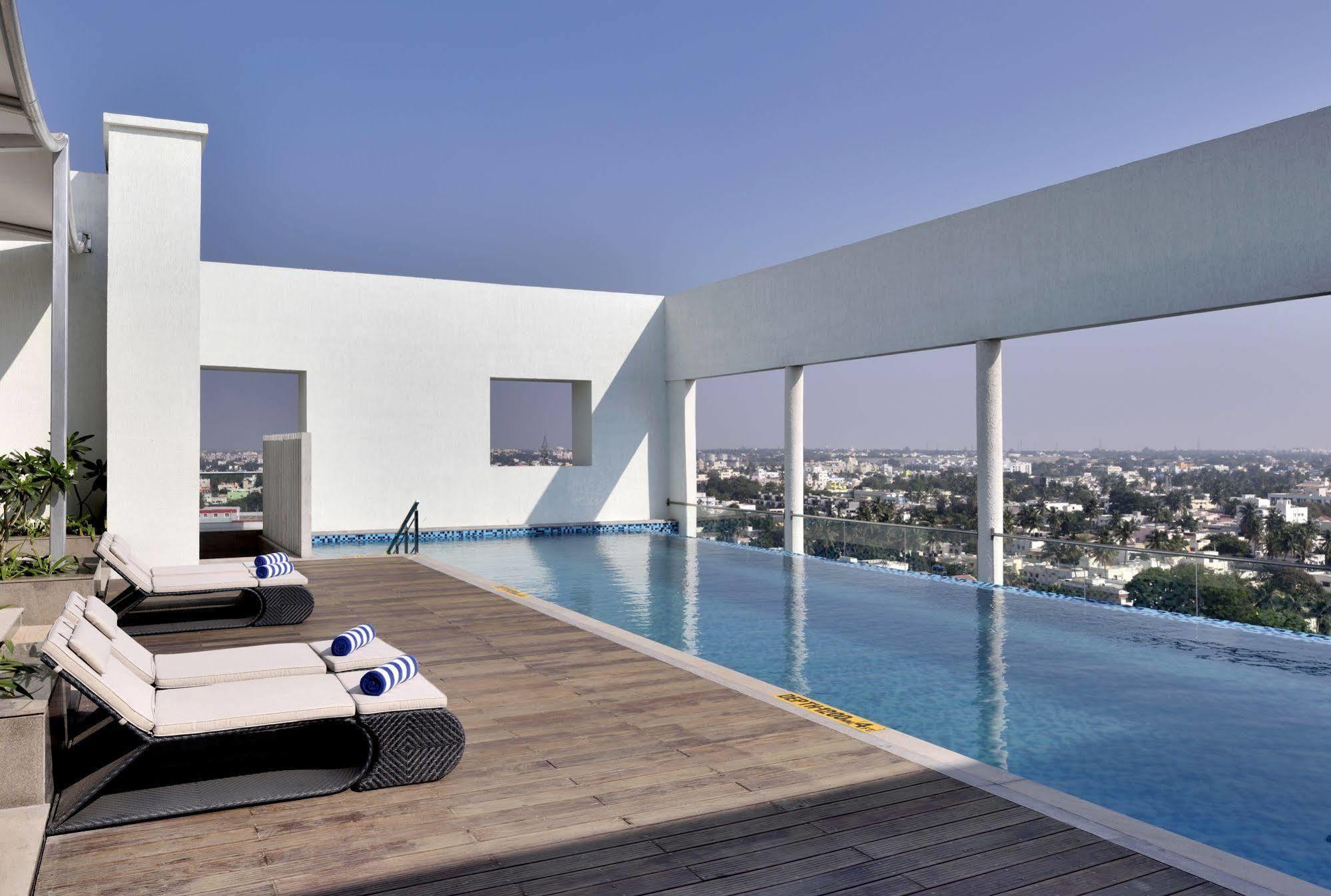 Radisson Blu Κοϊμπατόρε Εξωτερικό φωτογραφία Rooftop pool at the hotel